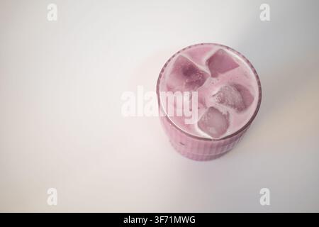 Rosa Eismatcha in klarem Glas auf weißem Hintergrund Stockfoto