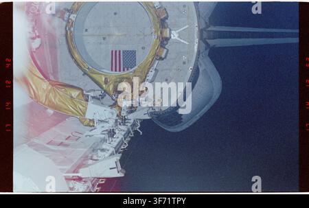 Zwei Besatzungsmitglieder der STS-054-Mission, die an einer Weltraumaktivität (EVA) im Nutzlastbereich teilnehmen, trainieren mit neuen Werkzeugen und Techniken während des Space-Shuttle-Programms. Stockfoto