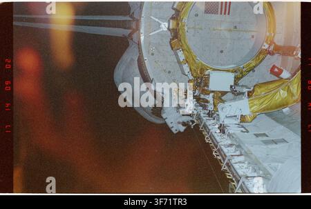 Zwei Besatzungsmitglieder der STS-054-Mission, die an einer Weltraumaktivität (EVA) im Nutzlastbereich teilnehmen, trainieren mit neuen Werkzeugen und Techniken während des Space-Shuttle-Programms. Stockfoto