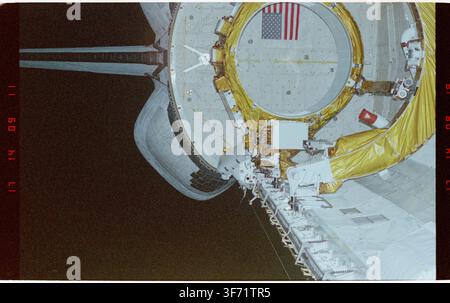 Zwei Besatzungsmitglieder der STS-054-Mission, die an einer Weltraumaktivität (EVA) im Nutzlastbereich teilnehmen, trainieren mit neuen Werkzeugen und Techniken während des Space-Shuttle-Programms. Stockfoto