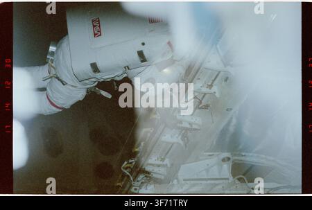 Zwei Besatzungsmitglieder der STS-054-Mission, die an einer Weltraumaktivität (EVA) im Nutzlastbereich teilnehmen, trainieren mit neuen Werkzeugen und Techniken während des Space-Shuttle-Programms. Stockfoto