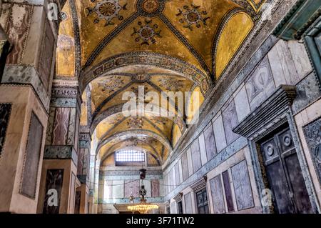 Innenkuppel und islamische Kalligrafie in der Hagia Sophia in Istanbul, Türkiye. Stockfoto