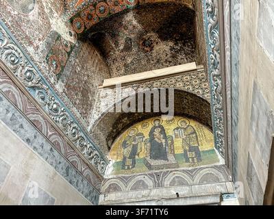 Innenkuppel und islamische Kalligrafie in der Hagia Sophia in Istanbul, Türkiye. Stockfoto