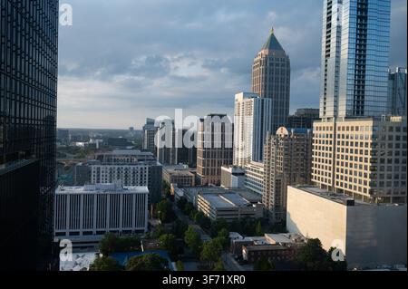Die Innenstadt-Skyline von Atlanta leuchtet im goldenen Abendlicht, eingerahmt von einem markanten Wolkenkratzer mit Pyramidendach Stockfoto