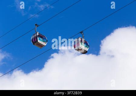 Passagiere durchqueren die Themse in London an Bord der IFS Cloud Cable Car, früher bekannt als die Emirates Air Line, für eine malerische Reise. Stockfoto