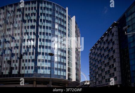 Moderne Architektur am Park Plaza Westminster Bridge und County Hall umrahmt einen Blick auf das London Eye unter einem klaren blauen Himmel. Stockfoto