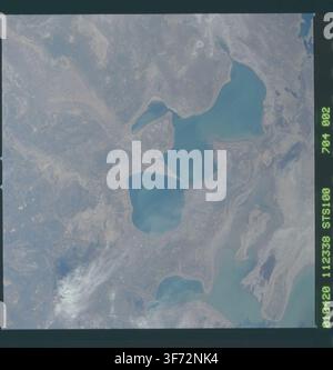Das Aralsee, wie er in einem Erdbeobachtungsbild zu sehen ist, das während der STS-100-Space-Shuttle-Mission aufgenommen wurde. Stockfoto