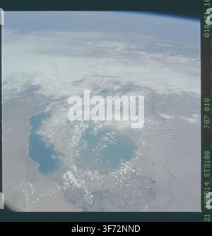 Das Aralsee, wie er in einem Erdbeobachtungsbild zu sehen ist, das während der STS-100-Space-Shuttle-Mission aufgenommen wurde. Stockfoto