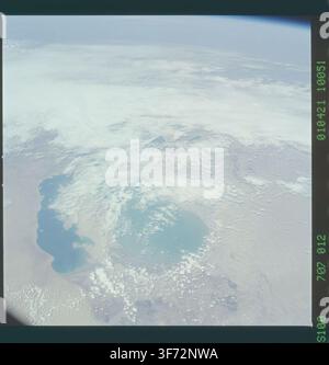 Das Aralsee, wie er in einem Erdbeobachtungsbild zu sehen ist, das während der STS-100-Space-Shuttle-Mission aufgenommen wurde. Stockfoto