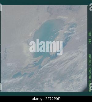 Das Aralsee, wie es aus dem Weltraum gesehen wird, in einem Erdbeobachtungsbild, das während der STS-100-Mission des Space-Shuttle-Programms aufgenommen wurde. Stockfoto