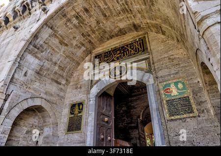 Verschnörkelte dekorierte Decke und vergoldete Innendetails im Topkapı-Palastmuseum in Istanbul, Türkiye. Stockfoto