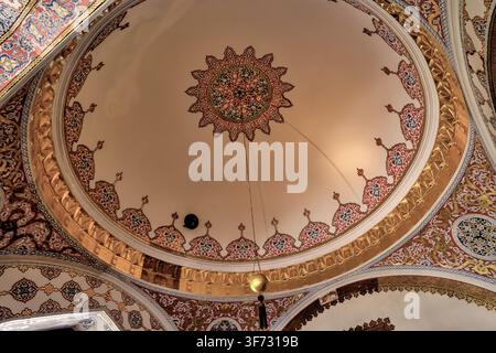 Verschnörkelte dekorierte Decke und vergoldete Innendetails im Topkapı-Palastmuseum in Istanbul, Türkiye. Stockfoto