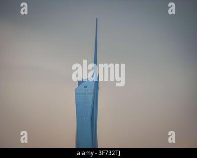 Merdeka 118 einzigartiger Blickwinkel Foto. Luftaufnahme mit Drohne von einem Wolkenkratzer in Kuala Lumpur, Malaysia, ikonische moderne Architektur, Stadtbild, urbane Landschaft Stockfoto