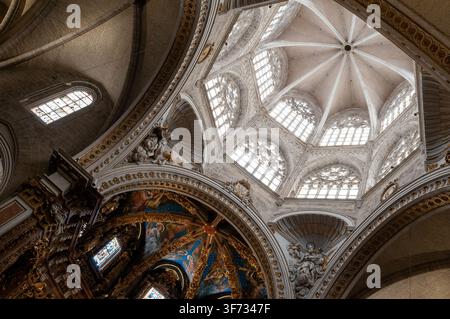 Die Kathedrale von Valencia, offiziell bekannt als die Metropolitankathedrale-Basilika der Himmelfahrt. Die Kuppel. Spanien Stockfoto