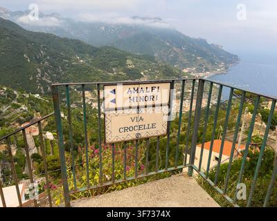 Schild für Amalfi und Minori, das auf der Via Crocielle in Ravello steht und Minori sowie die bergige Amalfiküste in Kampanien, Süditalien, überblickt. Stockfoto