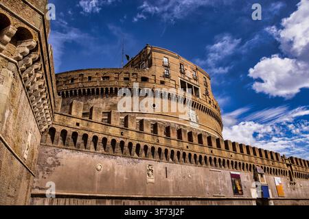 Niedrigwinkel-architektonische Ansicht des massiven zylindrischen Castel Sant'Angelo, des historischen römischen Mausoleums und päpstlichen Forts neben dem Tiber. Stockfoto