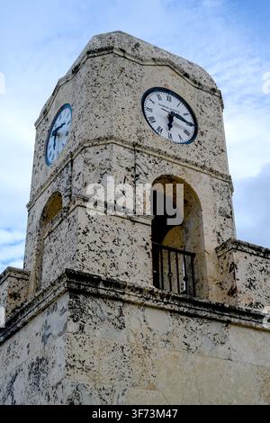 Palm Beach, FL, USA. 4. AUG 2026. Ein Blick auf die Worth Avenue Uhr mit Blick auf den Atlantischen Ozean am östlichen Ende der Worth Avenue. Die Worth Avenue Association wirbt für die Sommerveranstaltung „Wednesdays on Worth“ bis zum 12. August 2026 mit Einzelhandelsaktionen, Mittwochsrabatten, kostenlosen Erfrischungen und exklusiven Erlebnissen von teilnehmenden Boutiquen und Restaurants. Stockfoto