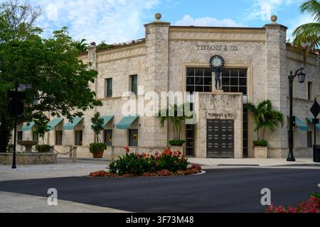 Palm Beach, FL, USA. 4. AUG 2026. Eine Vorderansicht von TIFFANY & CO. an der Worth Avenue. Die Worth Avenue Association wirbt für das Sommerereignis „Wednesdays on Worth“ bis zum 12. August 2026 mit Einzelhandelsaktionen, Mittwochsrabatten, kostenlosen Erfrischungen und exklusiven Erlebnissen von teilnehmenden Boutiquen und Restaurants. Stockfoto