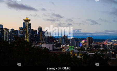 Seattle – 1. August 2026; Morgendämmerung über der Innenstadt von Seattle mit Mount Rainier und Wahrzeichen Stockfoto