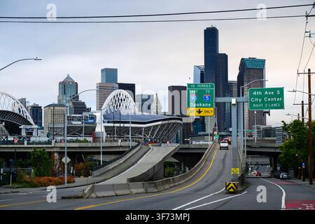 Seattle - 1. August 2026; Südliche Stadtsilhouette von Downtown Seattle mit Interstate 90 auf der Rampe an der 4th Avenue mit Beschilderung Stockfoto