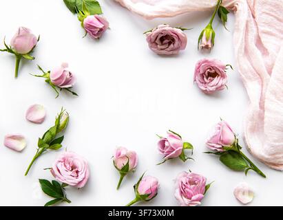 Rahmen von Rosen auf weißem Hintergrund. Flach zu legen. Stockfoto