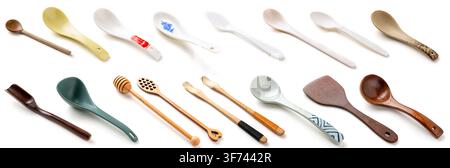Verschiedene Löffel und Küchenutensilien-Kollektion auf weißem Hintergrund Stockfoto