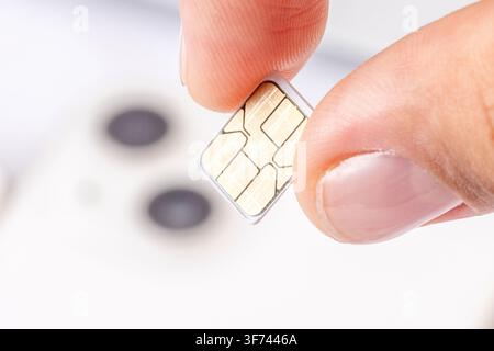 Nahaufnahme einer Mobiltelefon-SIM-Karte isoliert auf dunklem Hintergrund Stockfoto