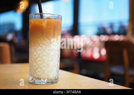 Kaltes Getränk, das in einem hohen Glas in einem Café serviert wird Stockfoto