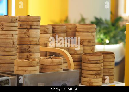 Stapel traditioneller Bambusdampfgarter, die typischerweise in chinesischen Restaurants verwendet werden Stockfoto