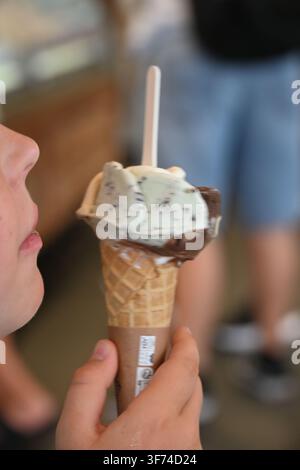 Nahaufnahme eines Kindes, das ein Eis isst Stockfoto