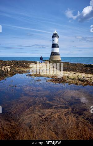 Der Trwyn Du-Leuchtturm, auch bekannt als Penmon-Leuchtturm, ist ein Leuchtturm zwischen Black Point in der Nähe von Penmon und Ynys Seiriol, oder Papageieninsel, Anglesey Stockfoto