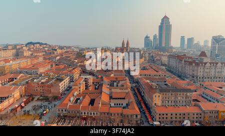 Panoramische Luftaufnahme der Altstadt und der modernen Skyline, Qingdao, China Stockfoto