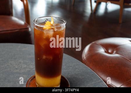 Americano-Orangenlimonade mit Espressokaffee, Orangensaft und Sodawasser, garniert mit einer Orangenschalenspirale im Jakarta Automotive Museum Café, Jakarta Stockfoto