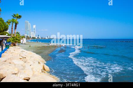 Strandpromenade von Limassol mit modernen Wolkenkratzern im Hintergrund an einem typischen sonnigen Tag in Zypern Stockfoto