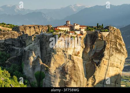 Heiliges Kloster der Heiligen Dreifaltigkeit bei Sonnenuntergang, Meteora, Griechenland Stockfoto