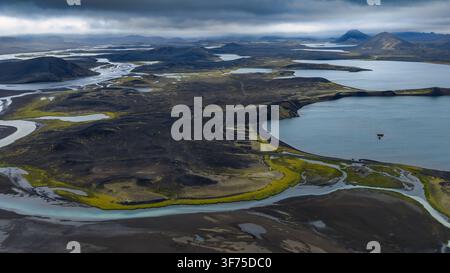 Drohnenfoto von geflochtenen Gletscherflüssen, vulkanischem Gelände und alpinen Seen im Bezirk Rangárþing ytra. Stockfoto