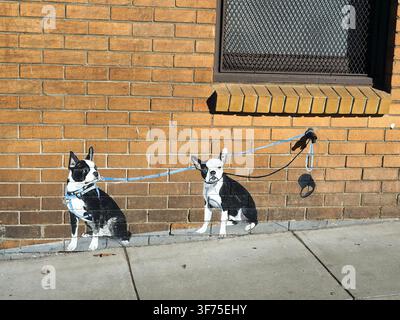 San Francisco, Kalifornien, 06.10.2018 Beschreibung: Straßenkunst-Mural von zwei Boston Terriers an einer Backsteinmauer in San Francisco. Stockfoto