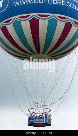 Passagiere genießen eine Freizeitfahrt im Eurobet-Fesselballon im Vauxhall Pleasure Gardens in London für Panoramablicke im Jahr 1999. Stockfoto