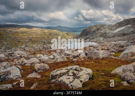 Dramatische Landschaftsansicht der Bergwildnis in der Nähe des Sees Tyinholmen, Jotunheimen, Norwegen Stockfoto