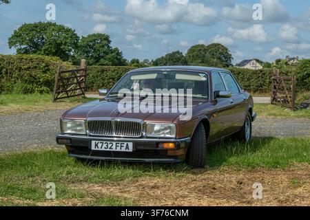 1992 90er Jahre Bronze Jaguar Sovereign 4.0 Auto XJ6 Auto Auto Benziner 3980 cc, luxuriöser viertüriger Limousine, 4-Gang-Automatik, Hinterradantrieb-Motor. Stockfoto