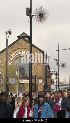 Eine Menschenmenge erkundet den ikonischen Camden Lock Markt in Camden Town, London, ein geschäftiges Ziel für Einheimische und Touristen. Stockfoto