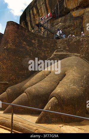 Sigiriya oder der Löwenfelsen in Sri Lanka - Nahaufnahme einer der geschnitzten Löwenpfoten am Eingang zur Löwen-Treppe auf dem Aufstieg zum Gipfel Stockfoto