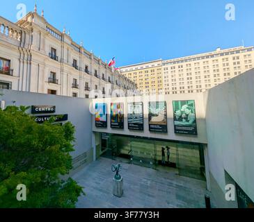 SANTIAGO, CHILE - 03. DEZEMBER 2025: Der Eingang zum Centro Cultural La Moneda befindet sich unter dem historischen Palast La Moneda unter einem klaren blauen Himmel in Santi Stockfoto