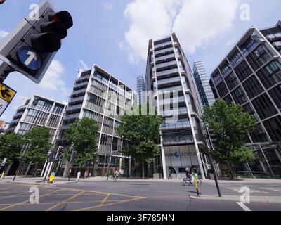 Eine Weitwinkelperspektive fängt die auffällige zeitgenössische Glas- und Stahlfassade und die exklusive Straßenebene von One Hyde Park in Knightsbridge ein, die weithin als eine der teuersten und renommiertesten Wohnkomplexe im Vereinigten Königreich anerkannt ist Stockfoto