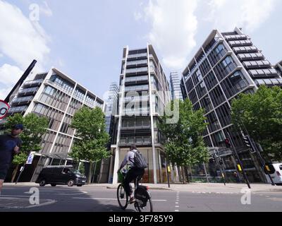 Eine Weitwinkelperspektive fängt die auffällige zeitgenössische Glas- und Stahlfassade und die exklusive Straßenebene von One Hyde Park in Knightsbridge ein, die weithin als eine der teuersten und renommiertesten Wohnkomplexe im Vereinigten Königreich anerkannt ist Stockfoto