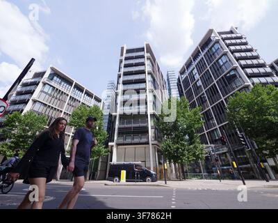 Eine Weitwinkelperspektive fängt die auffällige zeitgenössische Glas- und Stahlfassade und die exklusive Straßenebene von One Hyde Park in Knightsbridge ein, die weithin als eine der teuersten und renommiertesten Wohnkomplexe im Vereinigten Königreich anerkannt ist Stockfoto