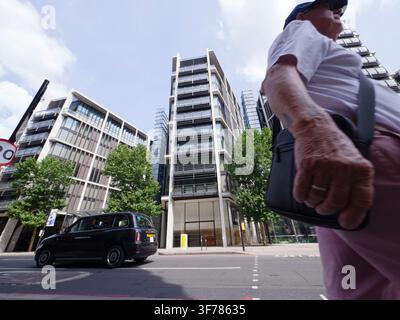Eine Weitwinkelperspektive fängt die auffällige zeitgenössische Glas- und Stahlfassade und die exklusive Straßenebene von One Hyde Park in Knightsbridge ein, die weithin als eine der teuersten und renommiertesten Wohnkomplexe im Vereinigten Königreich anerkannt ist Stockfoto