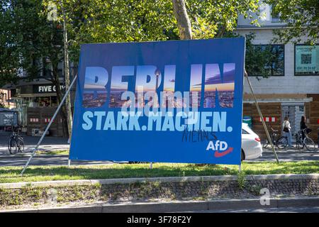 Berlin, Deutschland. 08. August 2026. Ein Wahlkampfbanner der rechtsextremen Alternative für Deutschland (AfD) mit dem Slogan „Berlin stark machen“ wird mit dem Wort „NIEMALS“, dem deutschen Wort für „NIE“, in Berlin, Deutschland, am Samstag, dem 8. August 2026, gesehen. Berlin bereitet sich auf seine Landtagswahl am 20. September vor, wobei die AfD um die Ausweitung ihrer Unterstützung in der deutschen Hauptstadt kämpft. (Foto von Michael Kuenne/PRESSCOV/Sipa USA) Credit: Sipa USA/Alamy Live News Stockfoto