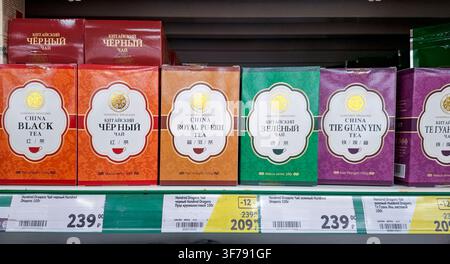 Voronezh, Russland – 17. März 2026. Verpackte Teeschachteln der Marke Hundred Dragons sind in einem Supermarkt in Russland auf einem Regal angeordnet. Verschiedene Arten von Stockfoto