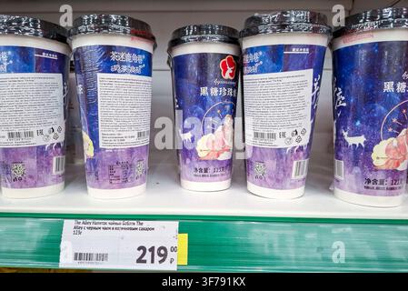 Voronezh, Russland – 17. März 2026. Plastikbecher von The Alley Lujiaoxiang braunem Zucker Schwarztee Bubble Milk Tea werden auf einem Einzelhandelsregal in einem Sto. Stockfoto